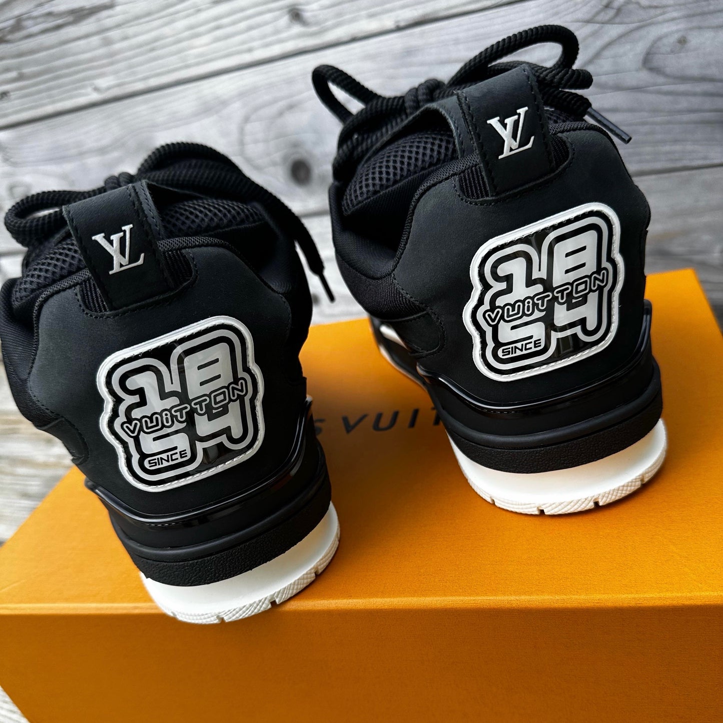 1V Skate Trainers in Black/White