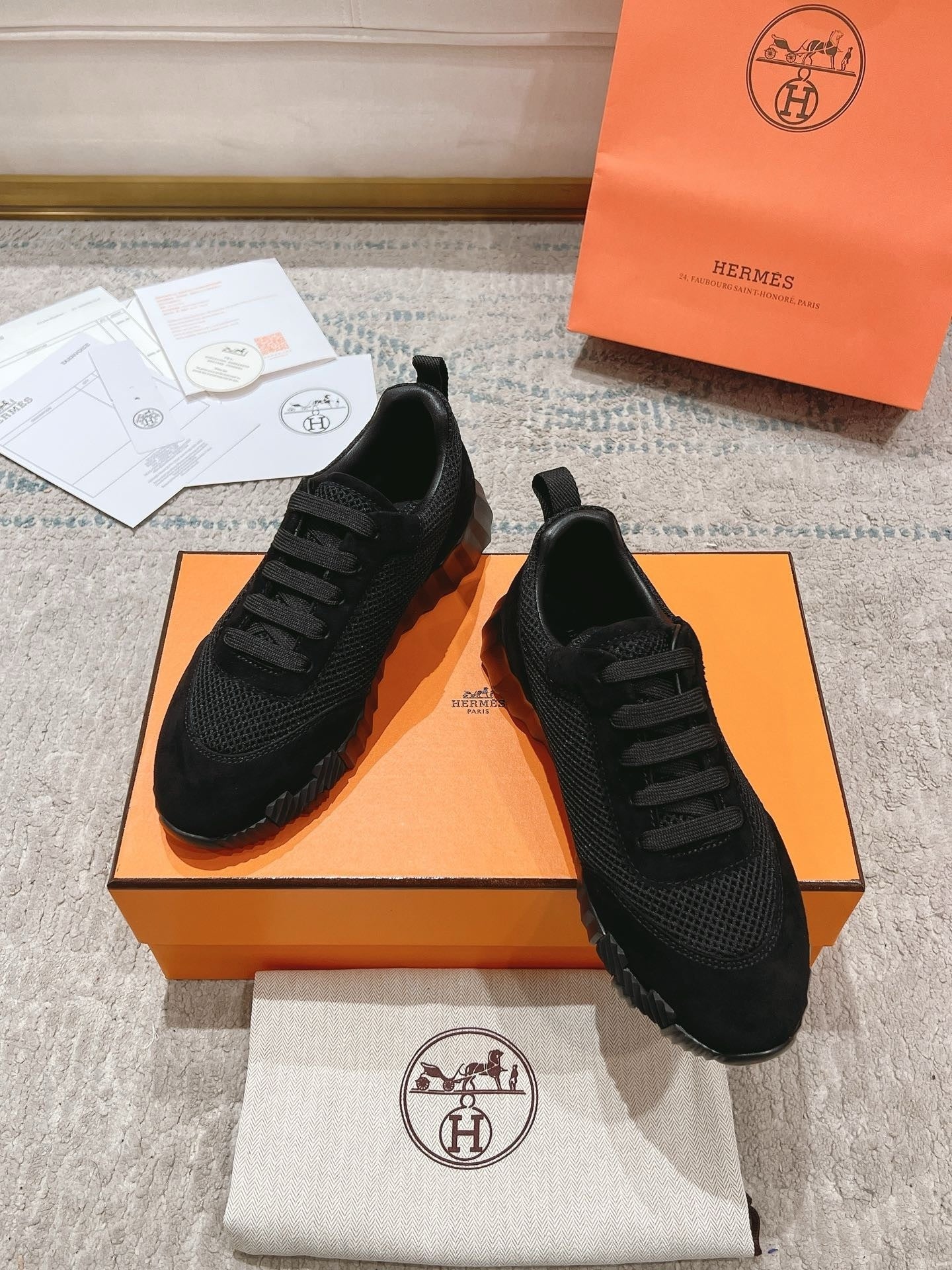 Bouncing Trainers in Black