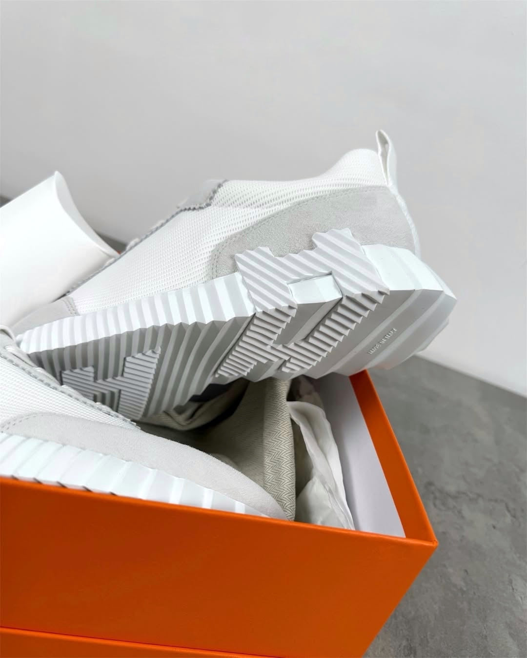 Bouncing Trainers in White