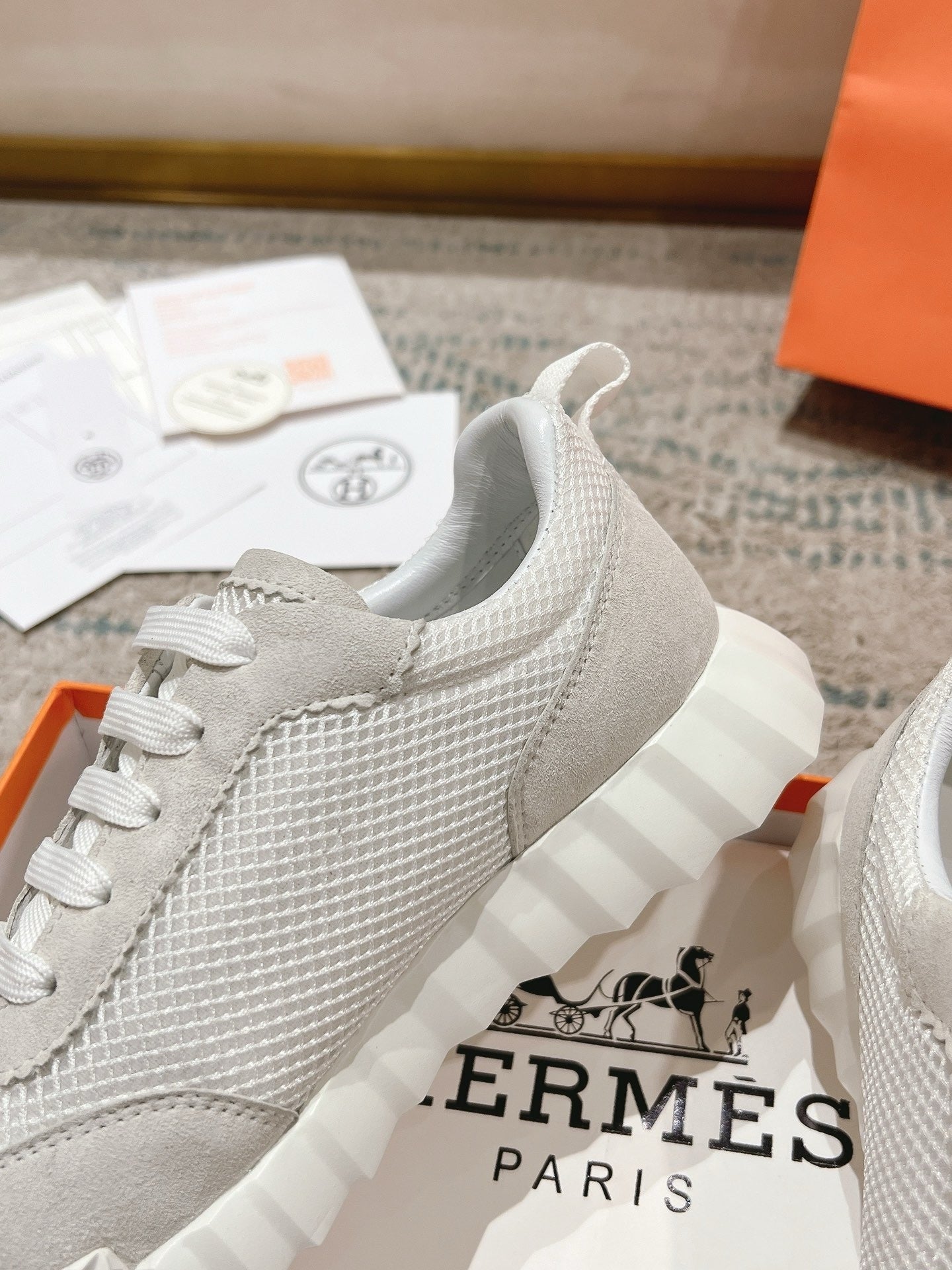 Bouncing Trainers in White