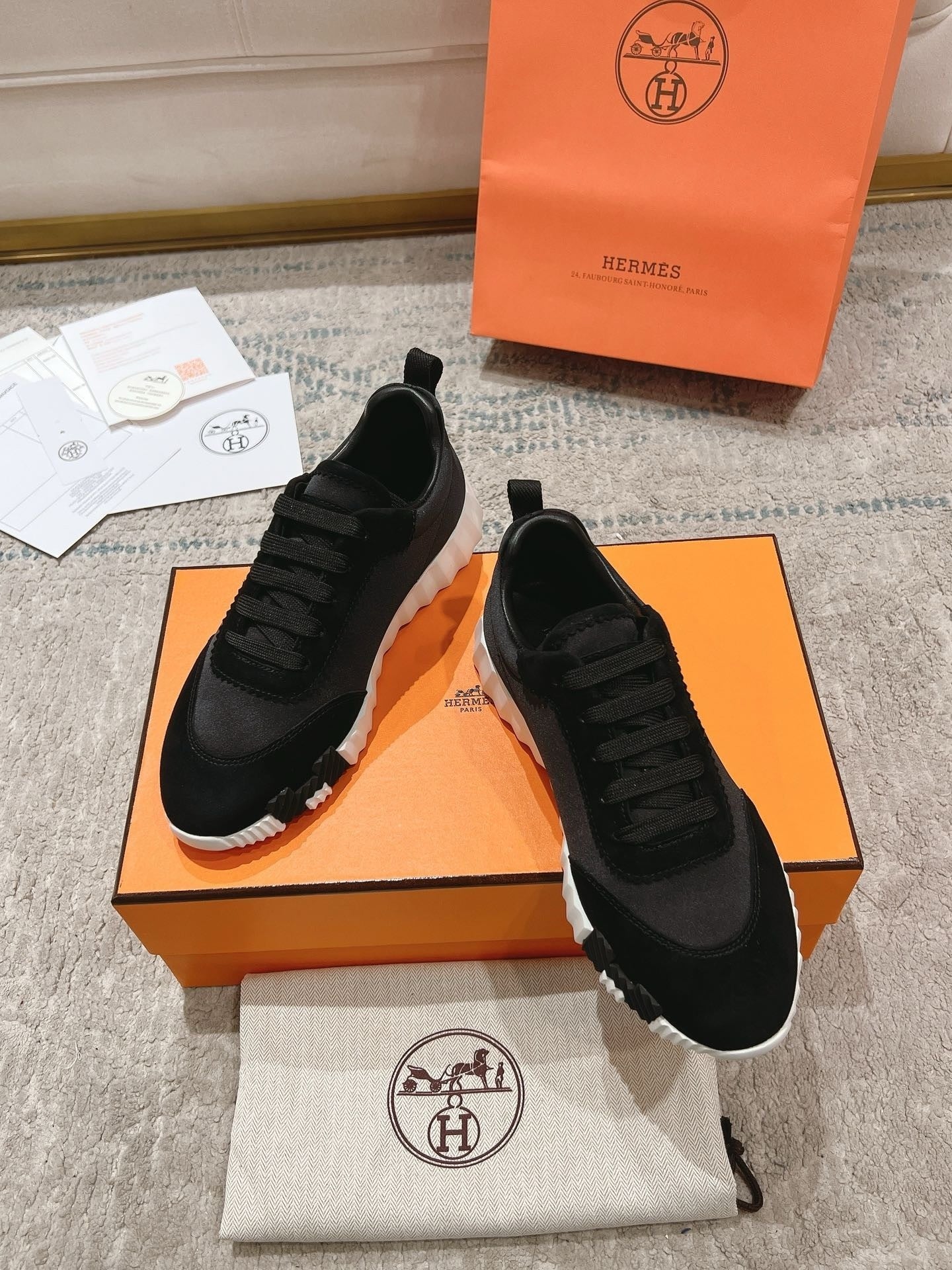 Bouncing Trainers in Black/White