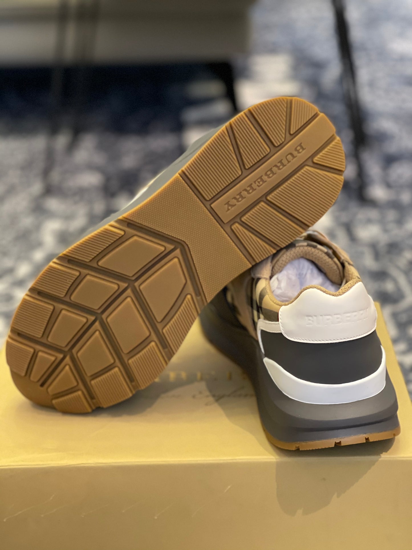 Check Trainers in Black