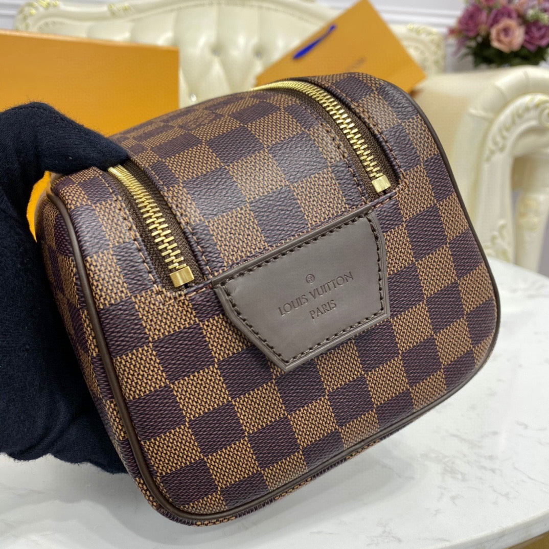 1V Toiletry Bag in Brown