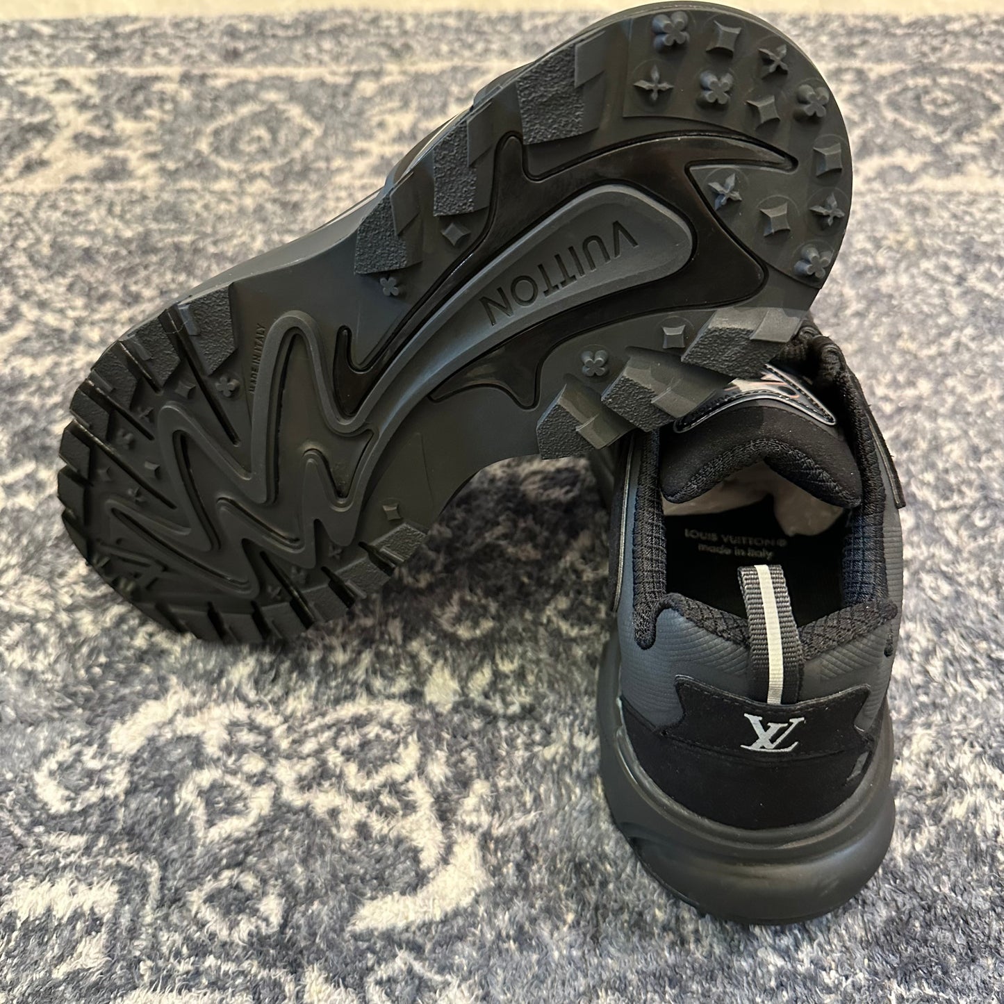 1V Runner in Black 2