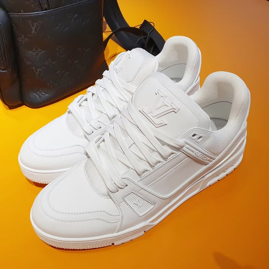 1V Trainers in White