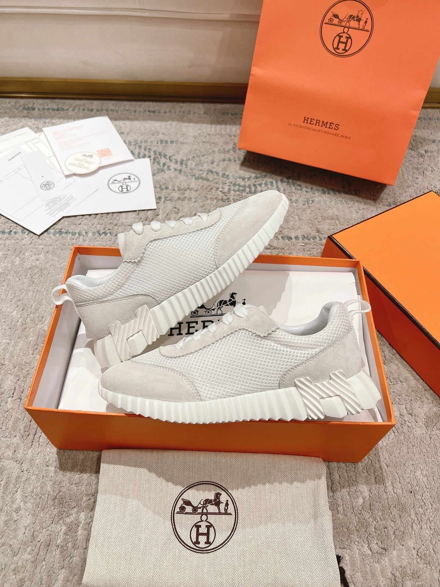 Bouncing Trainers in White