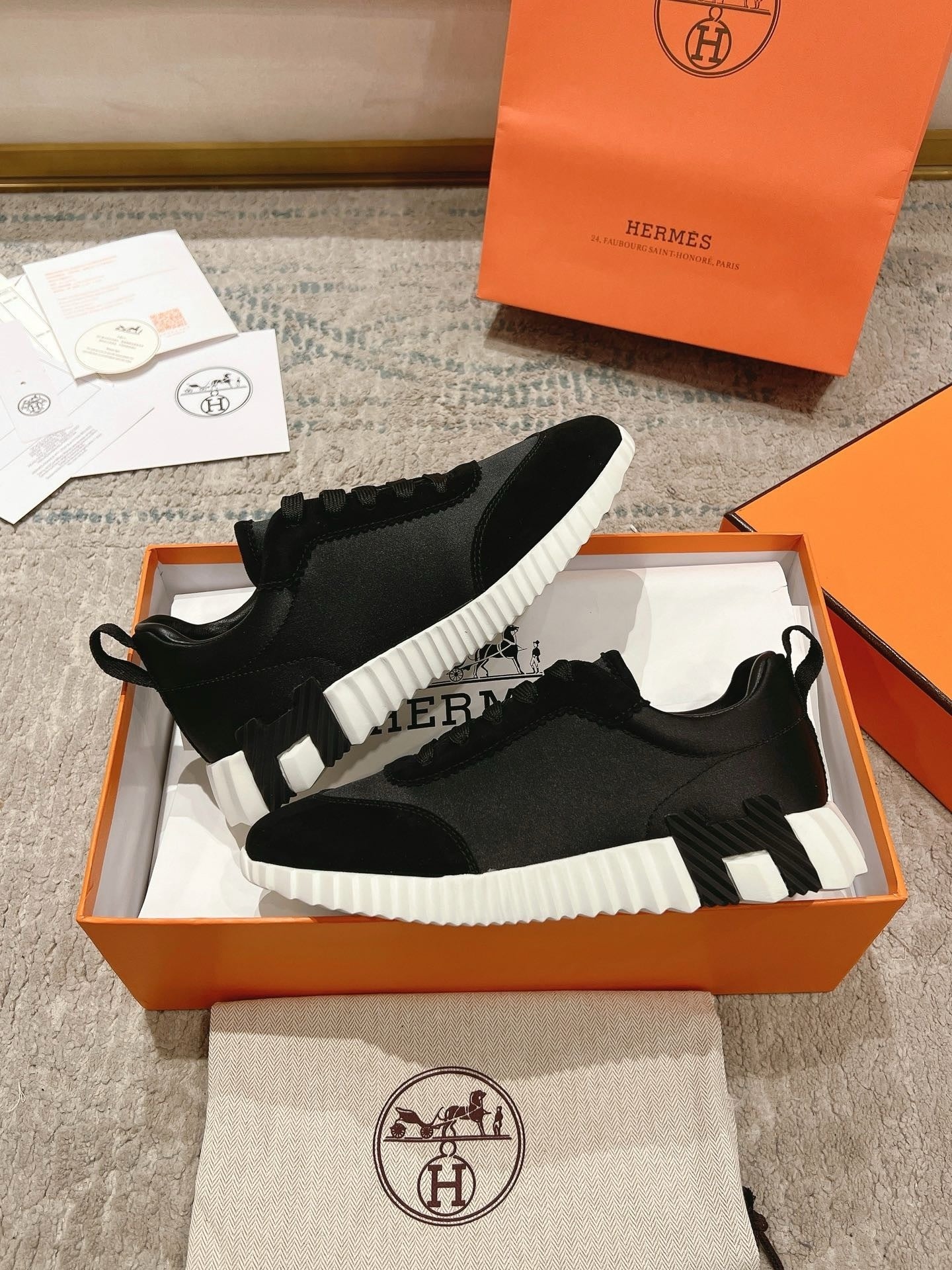 Bouncing Trainers in Black/White