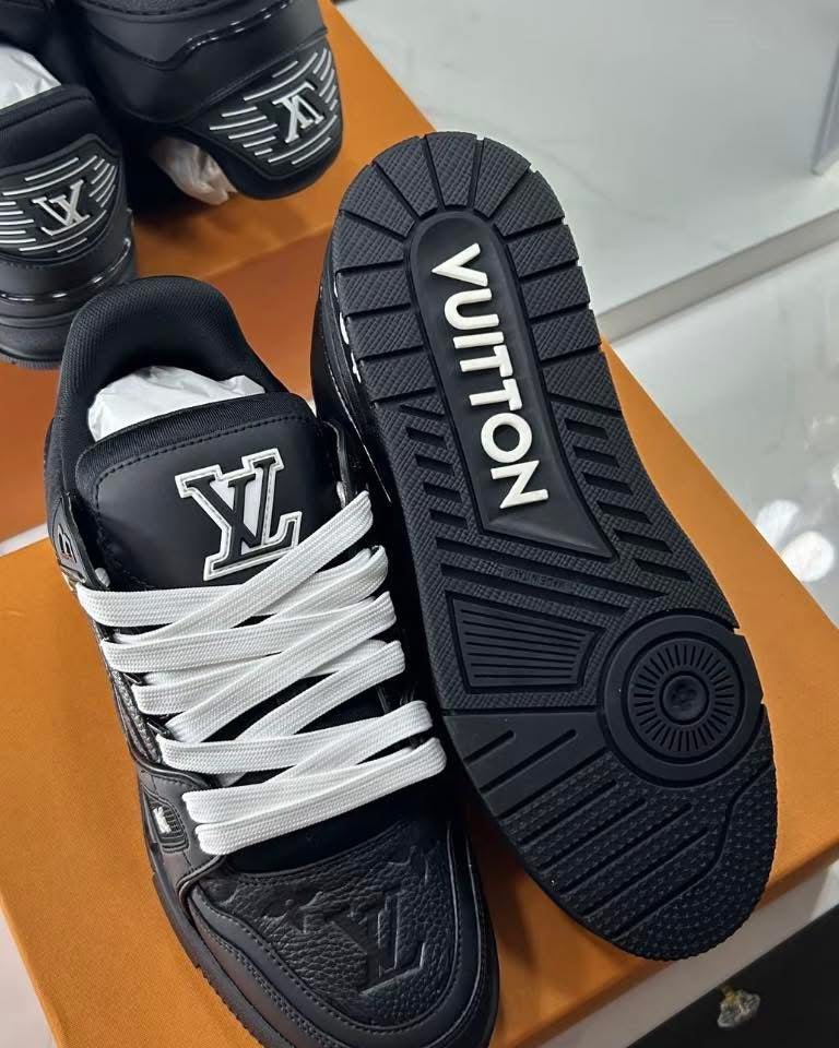 1V Trainers in Black 2