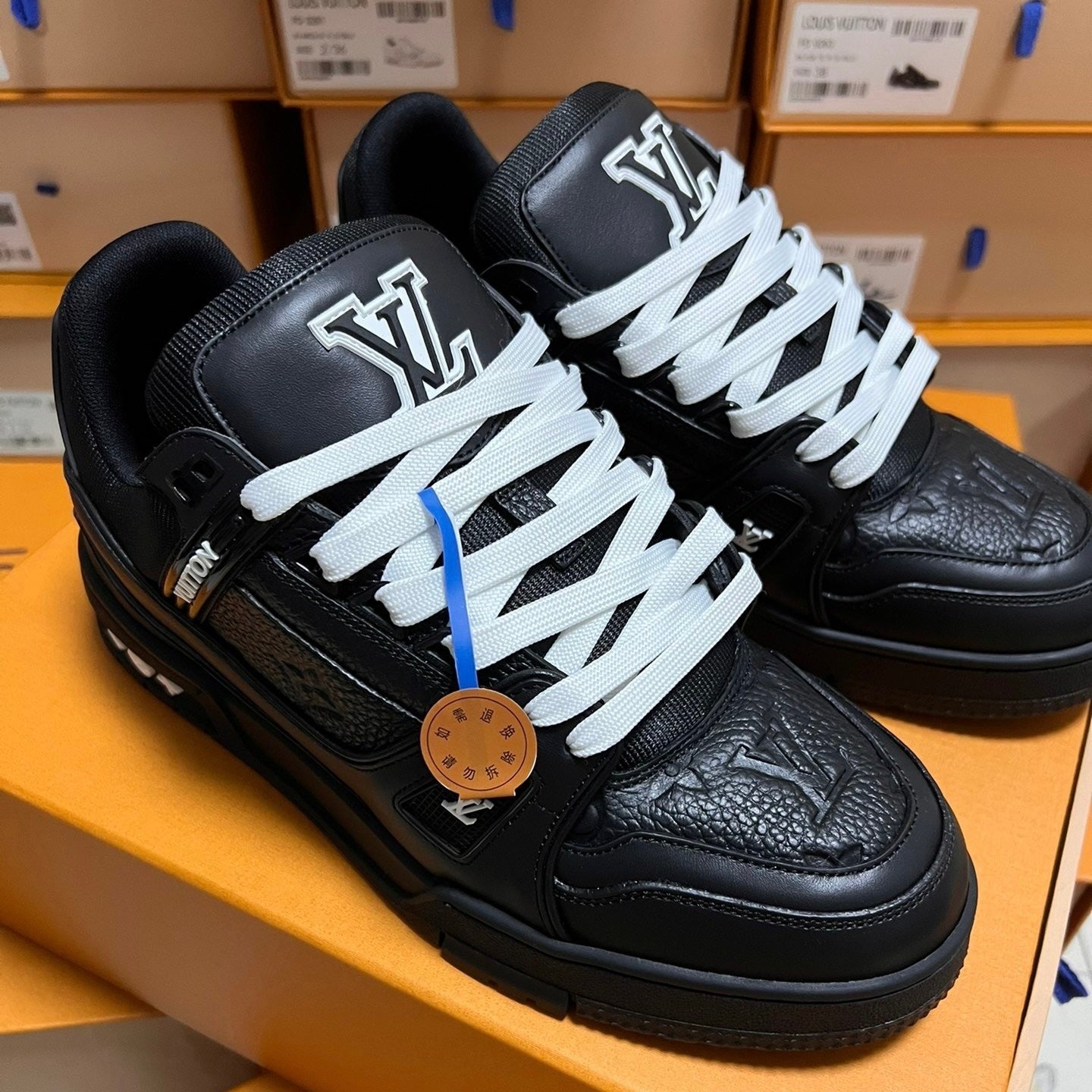 1V Trainers in Black 2