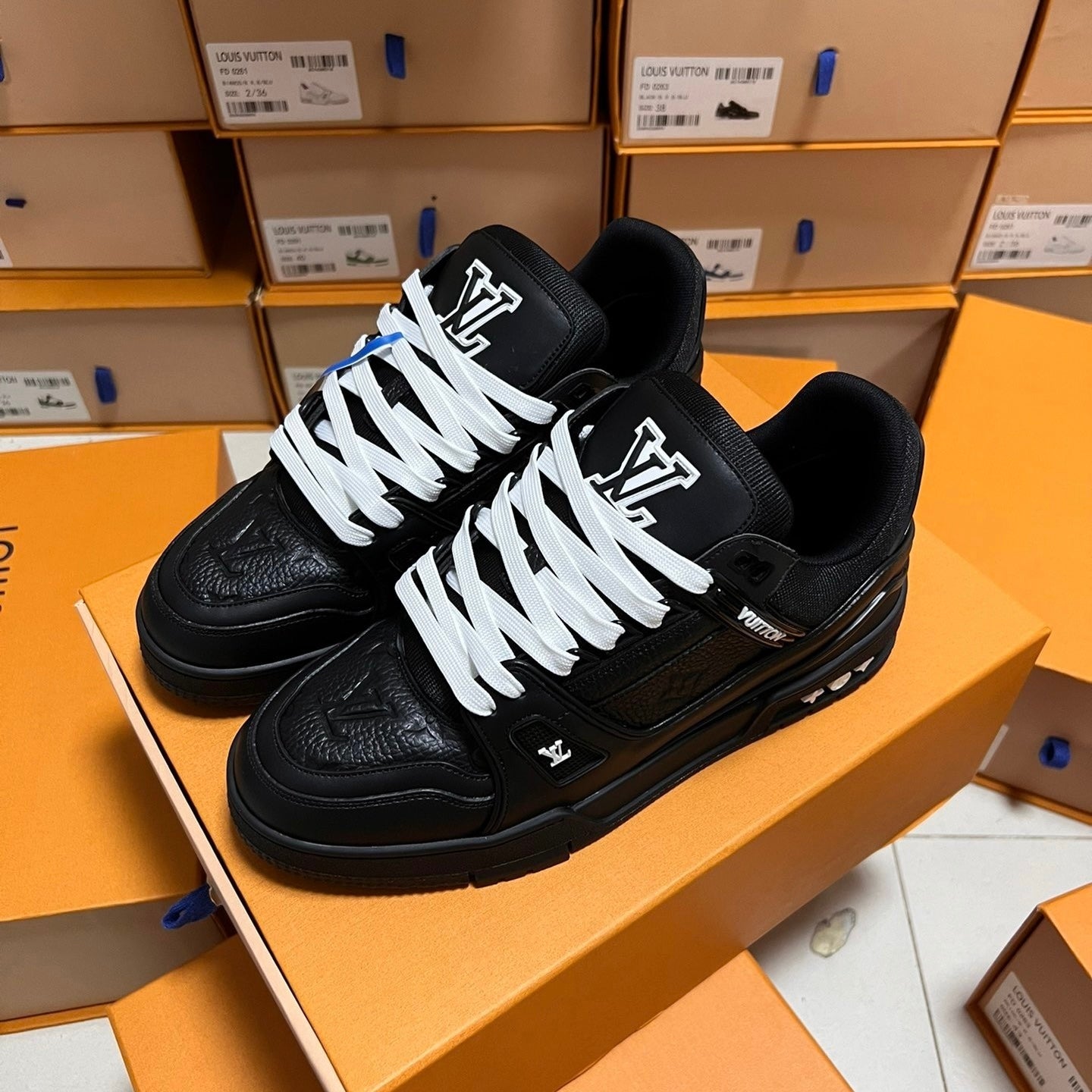 1V Trainers in Black 2