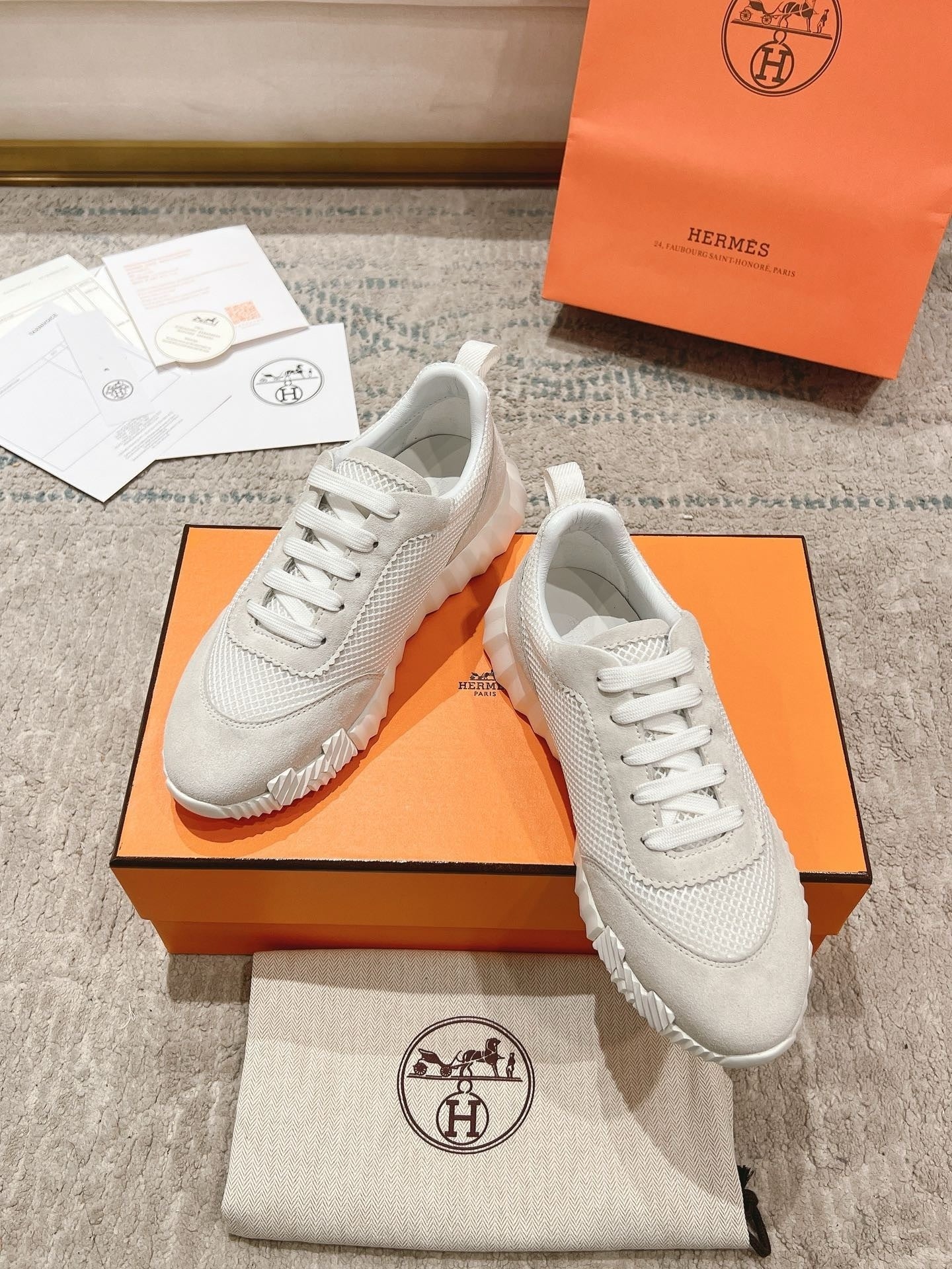 Bouncing Trainers in White