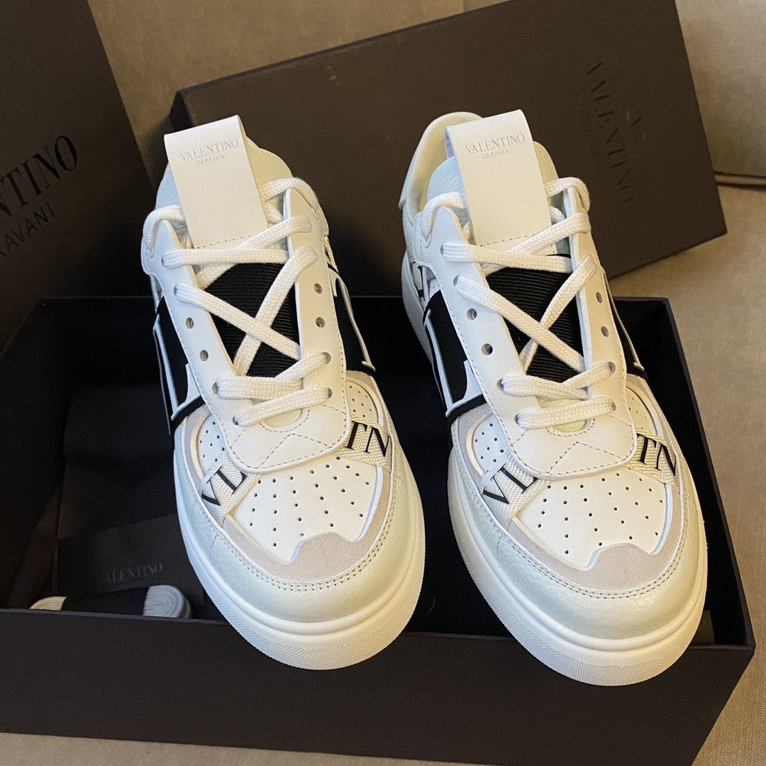 VL7N Trainers in White/Black