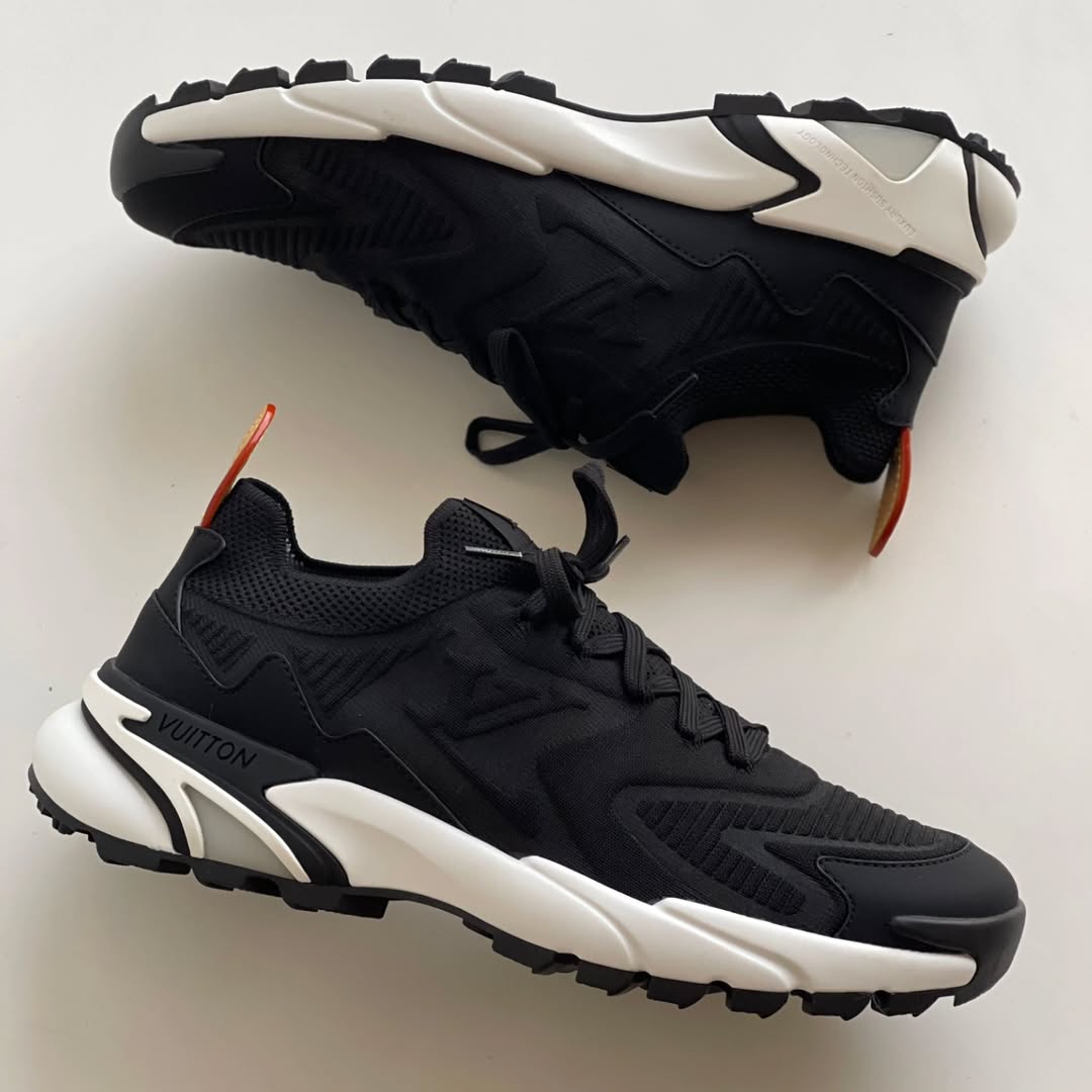 1V Runner in Black/White