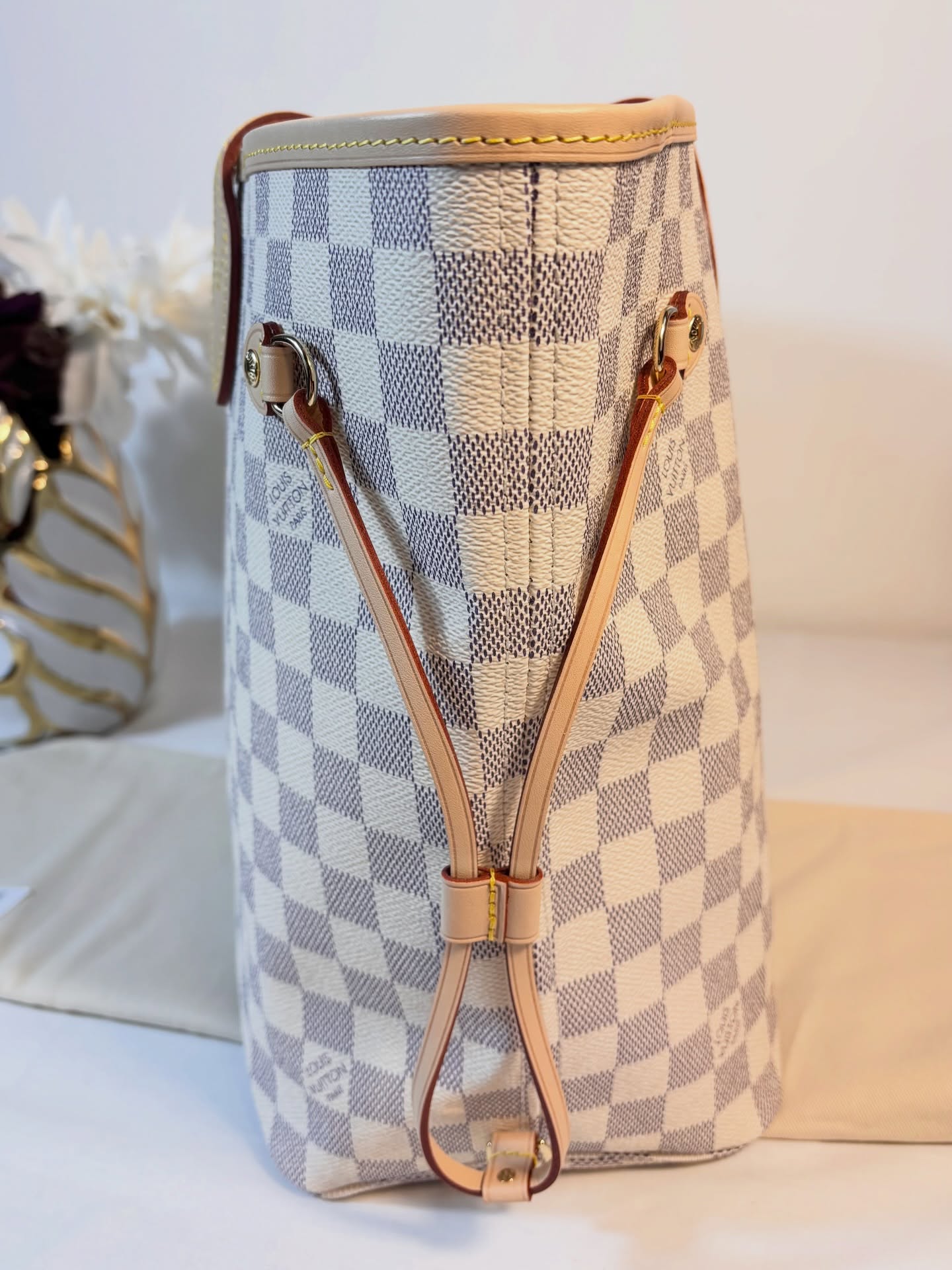 1V Tote Bag MM in White