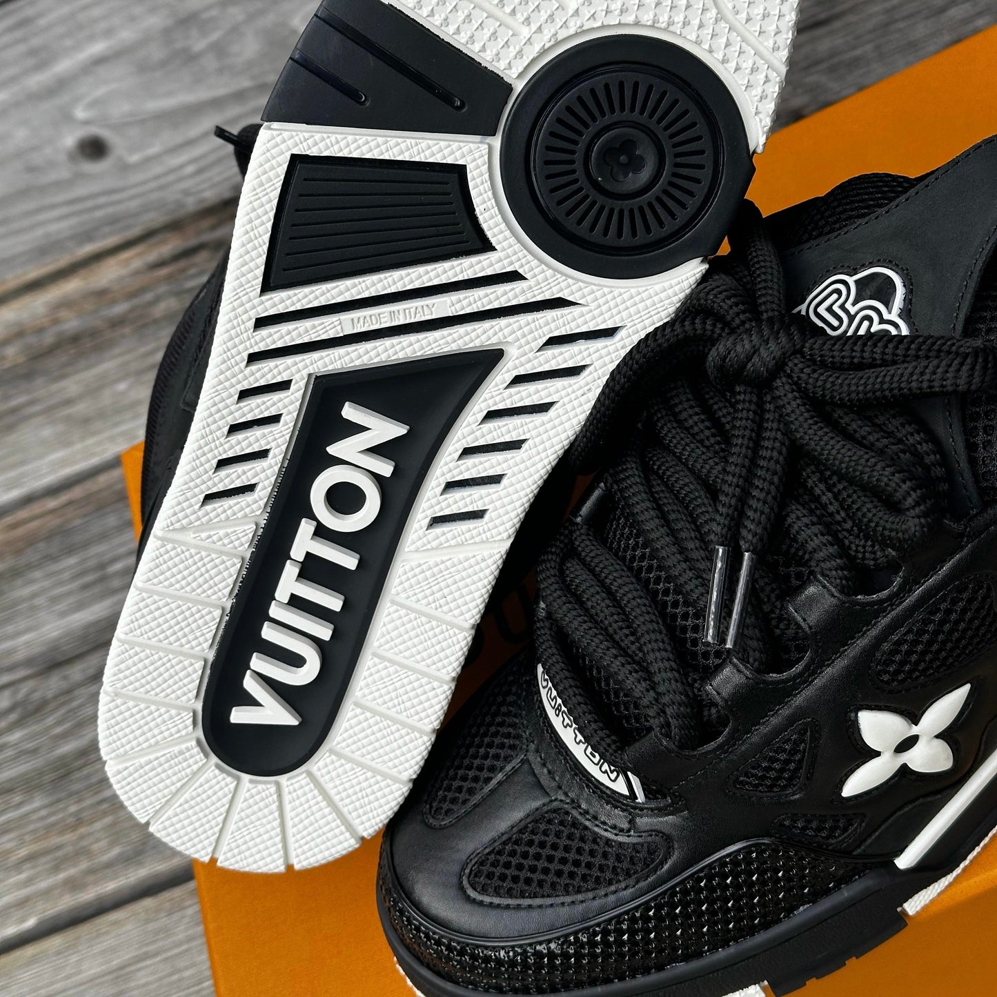 1V Skate Trainers in Black/White