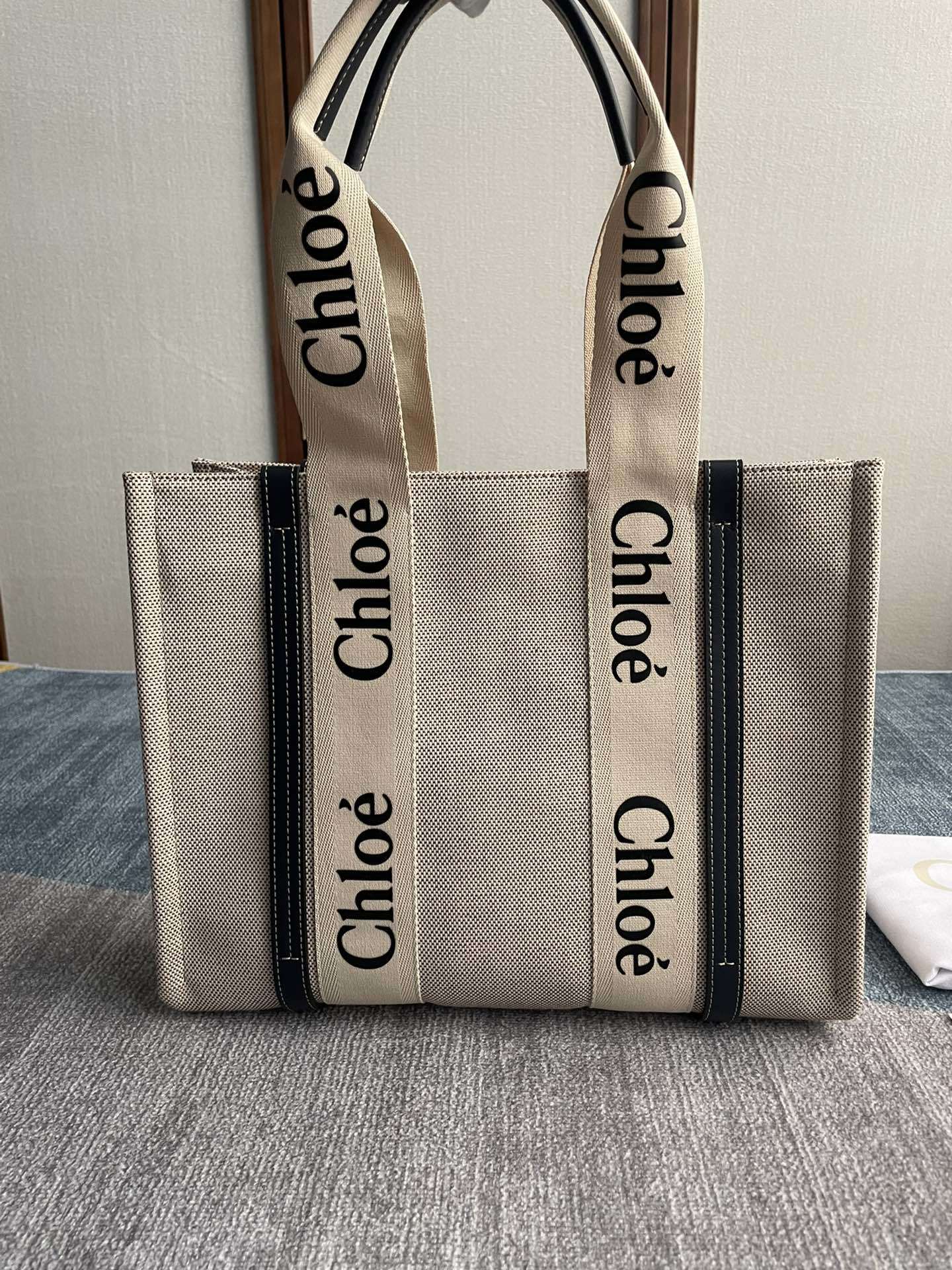 C Medium Tote Bag in Black