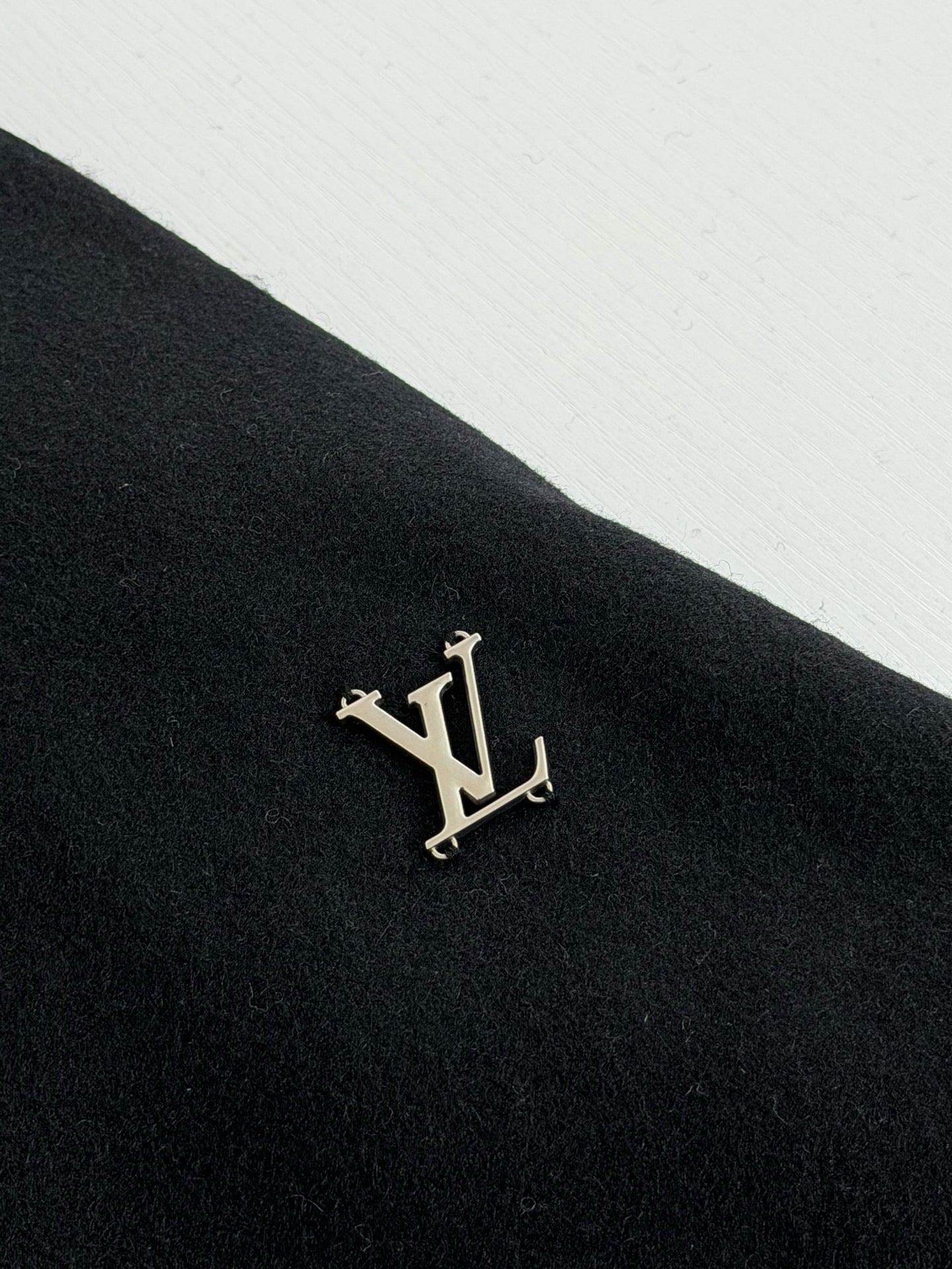 1V Hoodie in Black