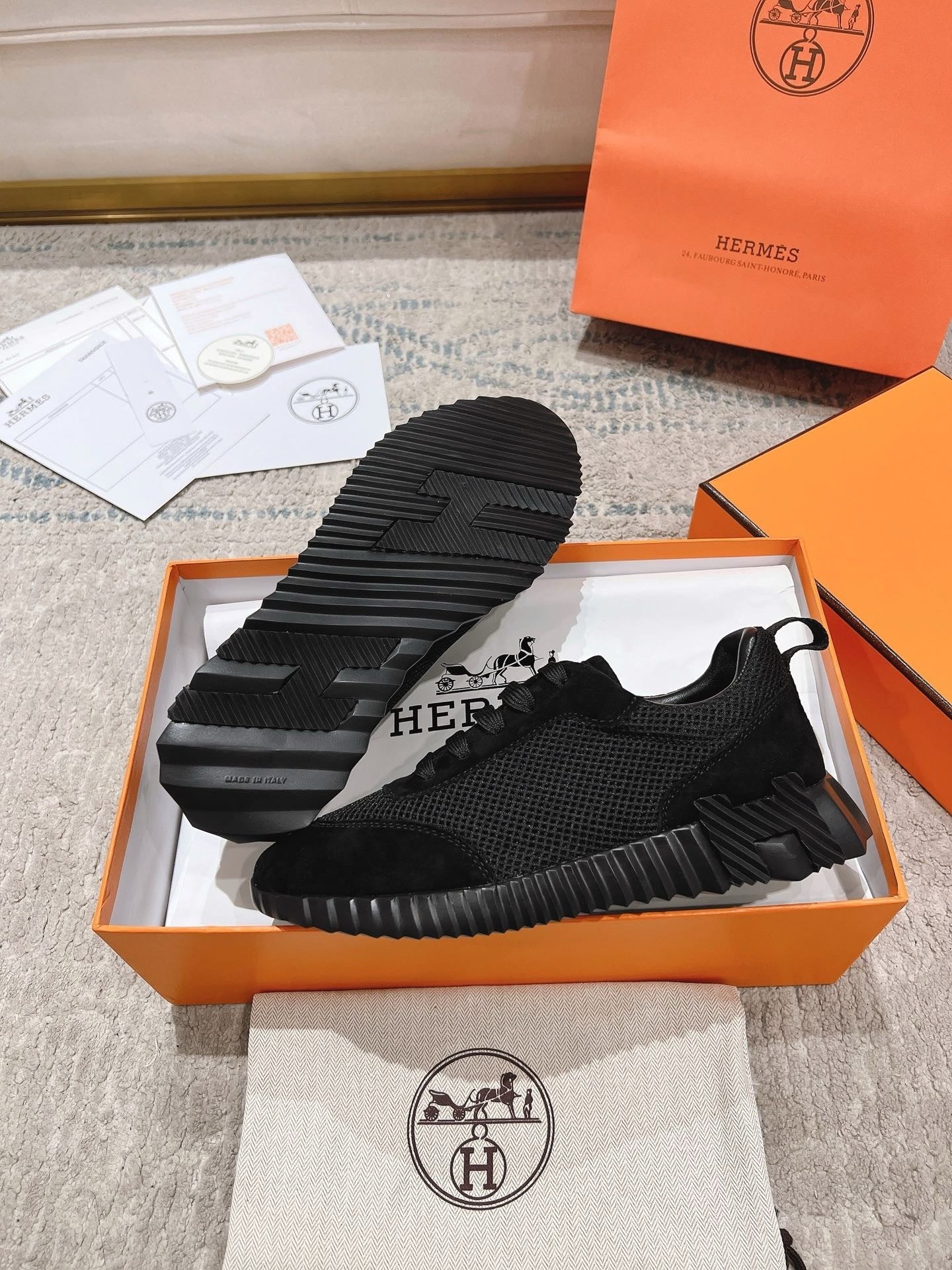 Bouncing Trainers in Black