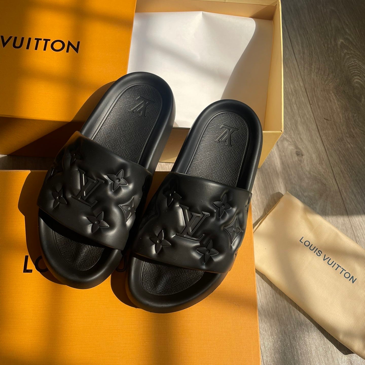 1V Waterfront Slides in Black