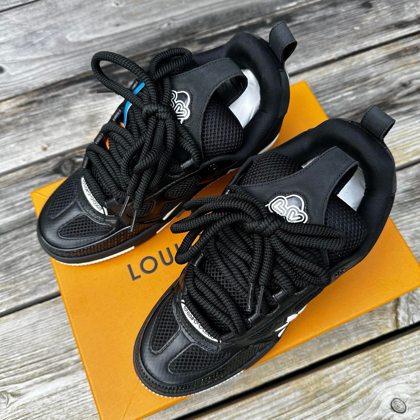 1V Skate Trainers in Black/White
