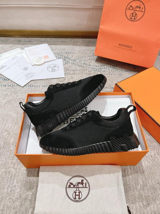 Bouncing Trainers in Black