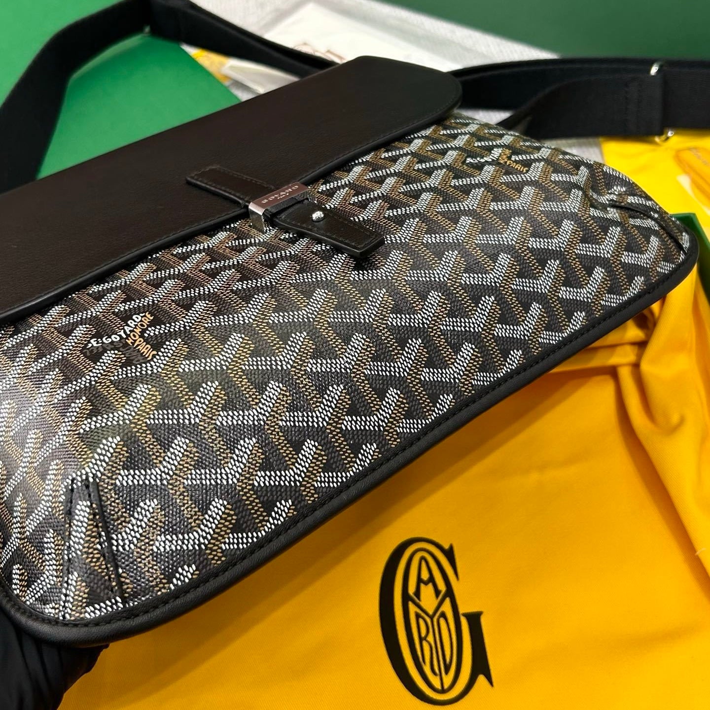 G Messenger in Black