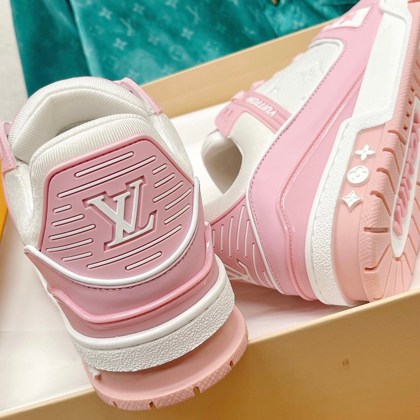 1V Trainers in Pink