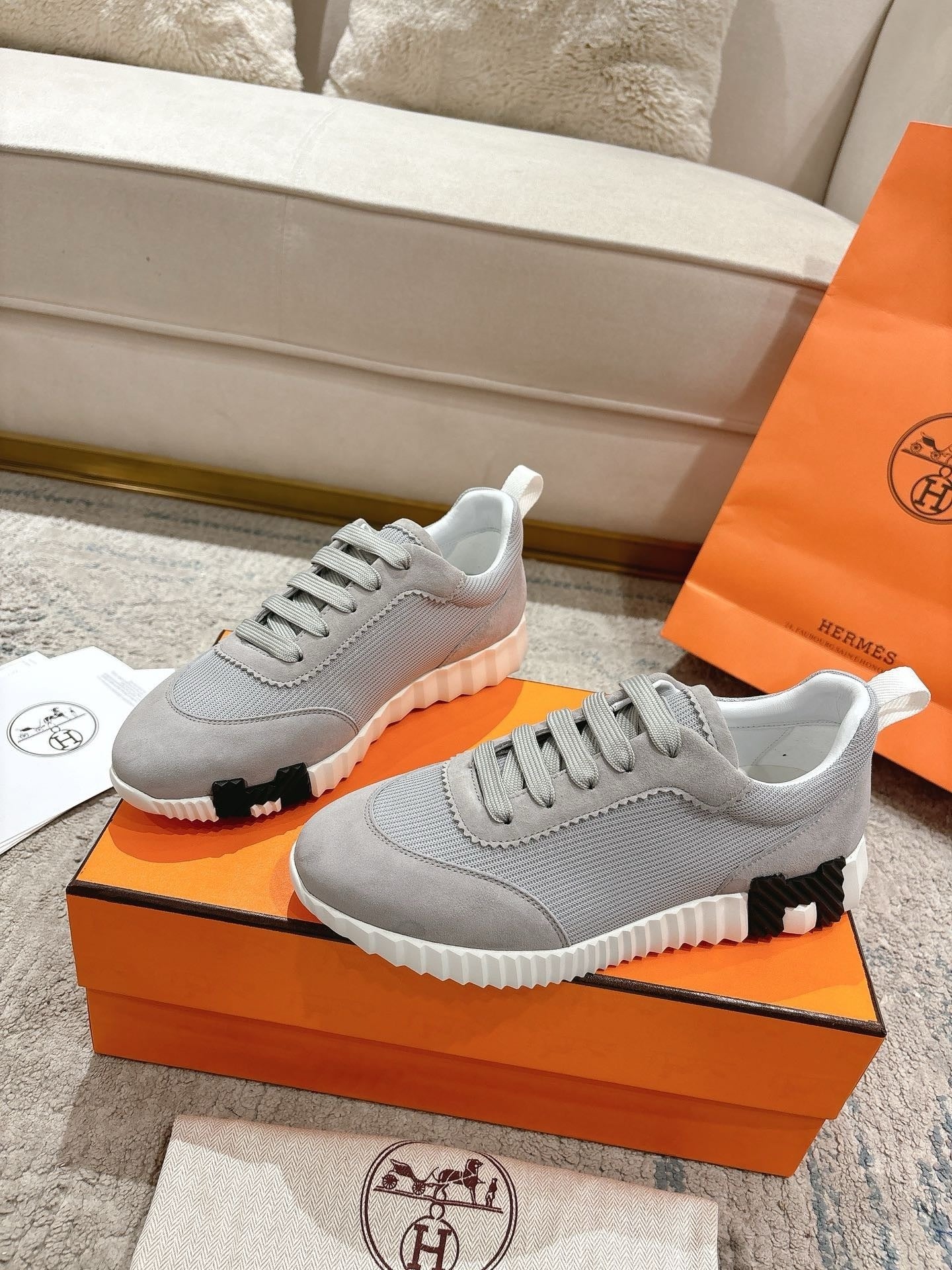 Bouncing Trainers in Grey