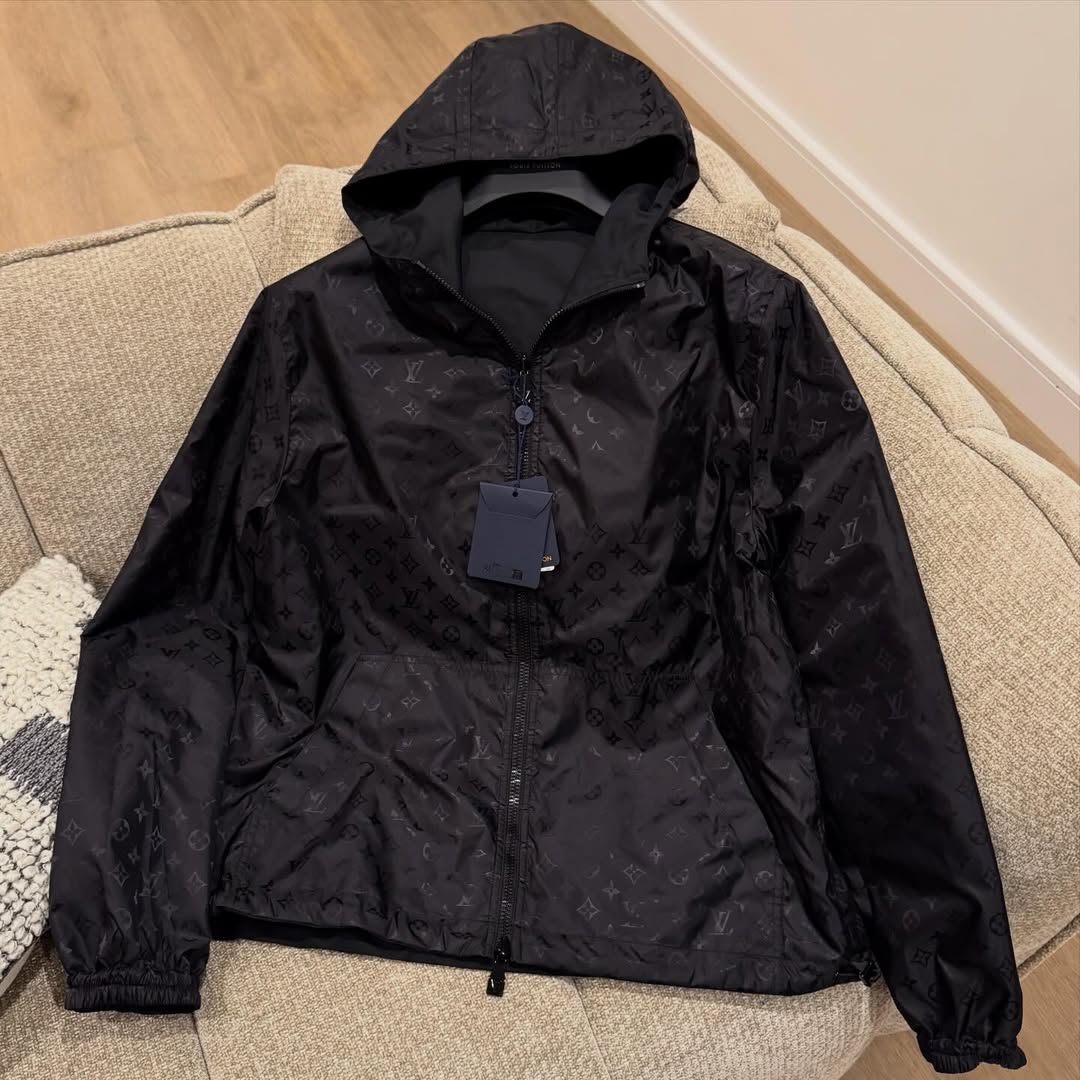 1V Reversible Windbreaker in Black