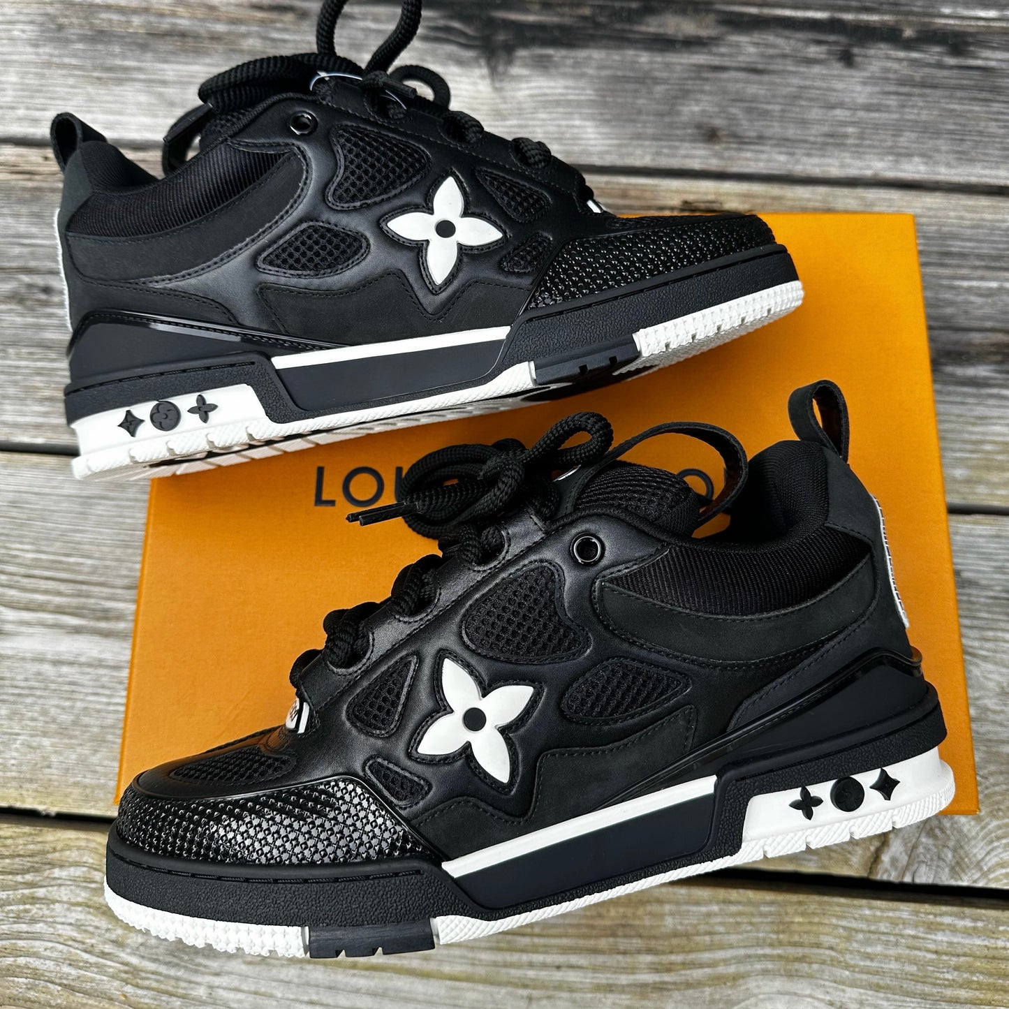 1V Skate Trainers in Black/White