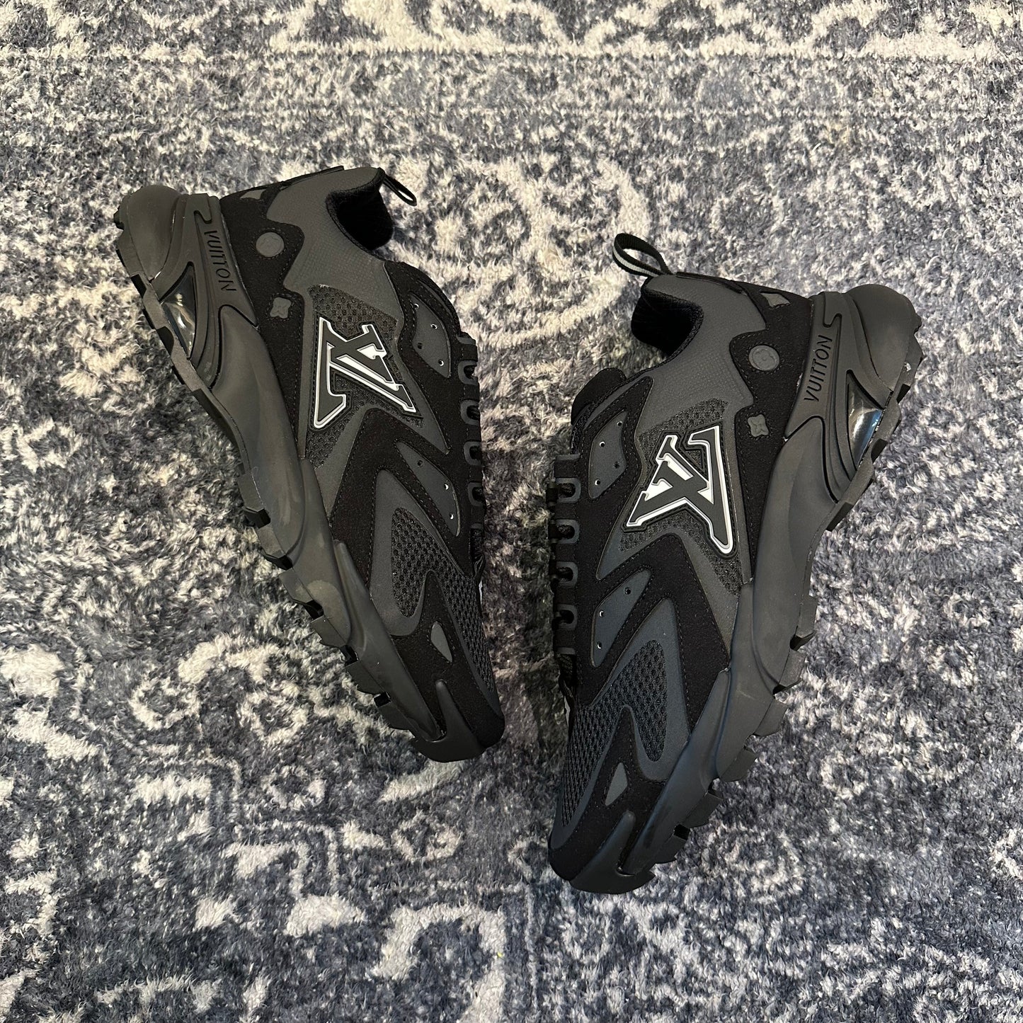 1V Runner in Black 2