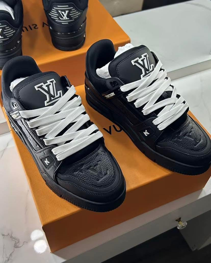 1V Trainers in Black 2