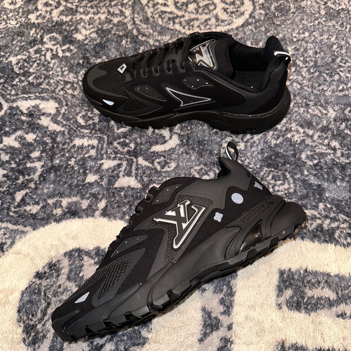 1V Runner in Black 2