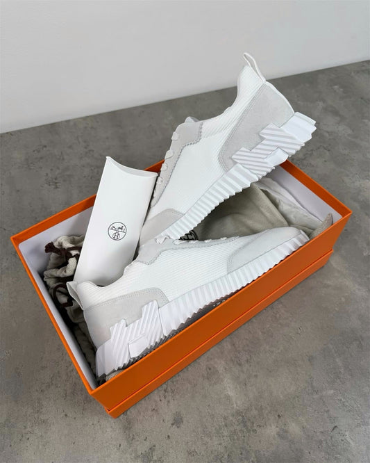 Bouncing Trainers in White