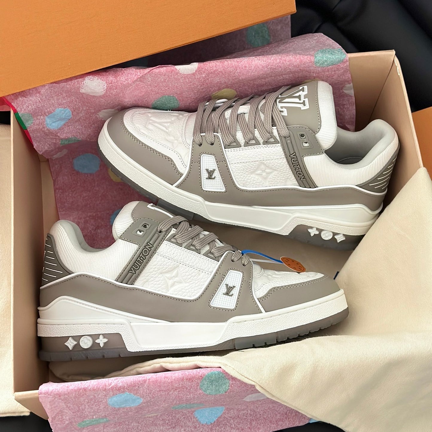 1V Trainers in Grey