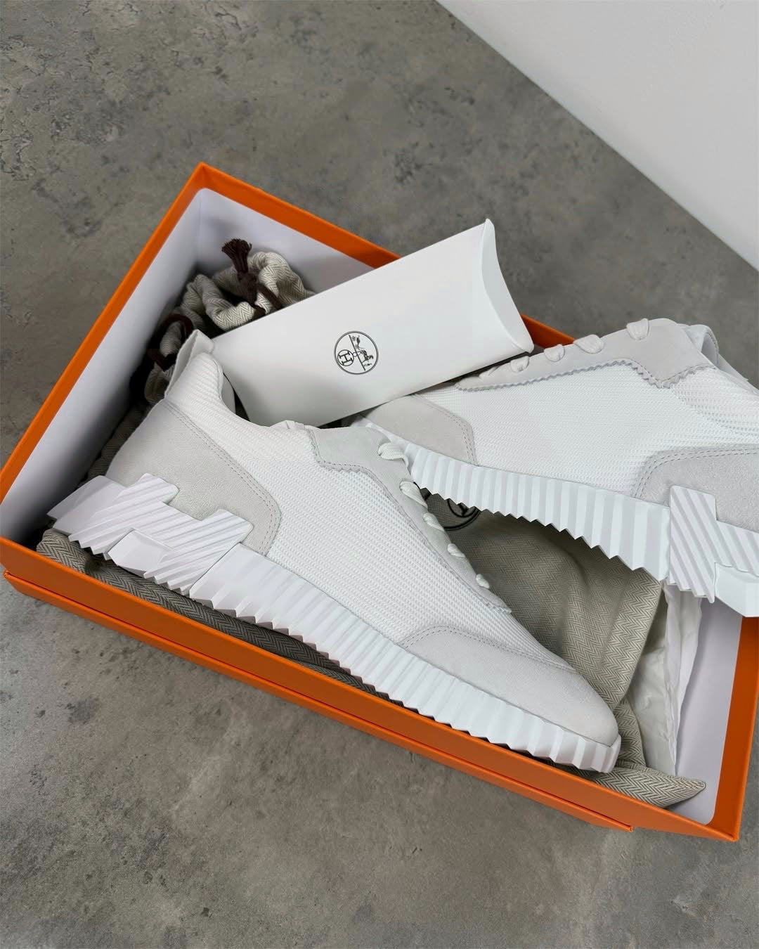 Bouncing Trainers in White