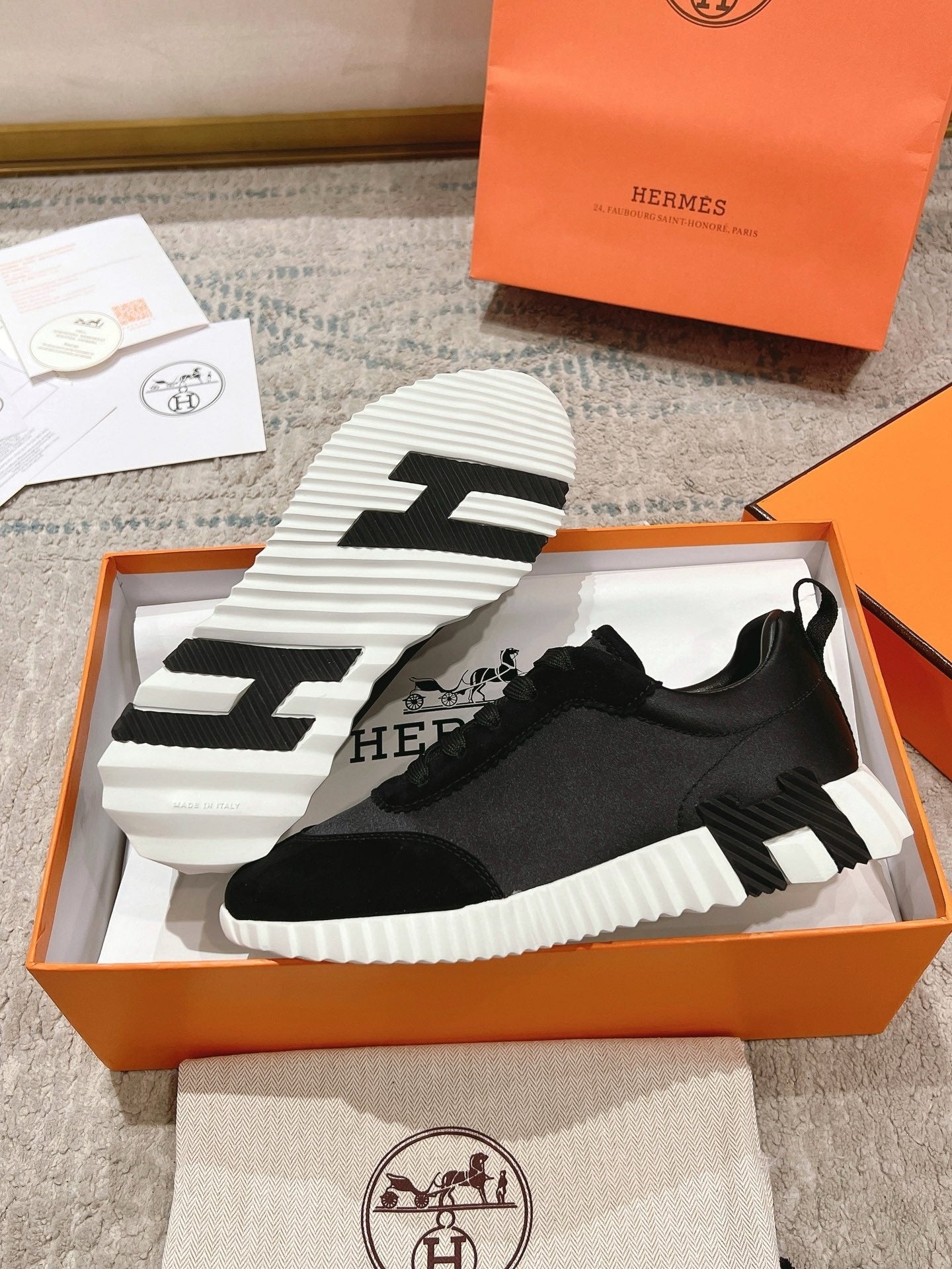 Bouncing Trainers in Black/White