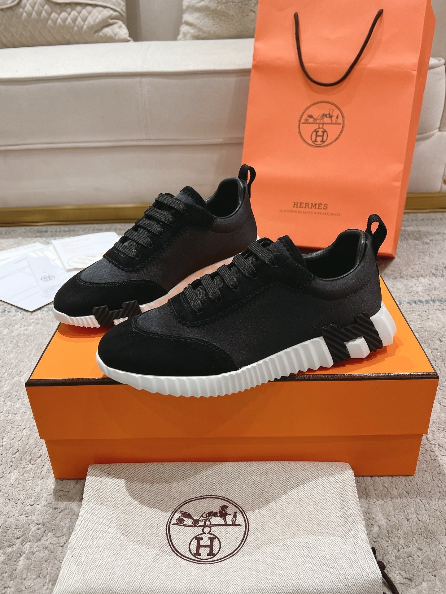 Bouncing Trainers in Black/White