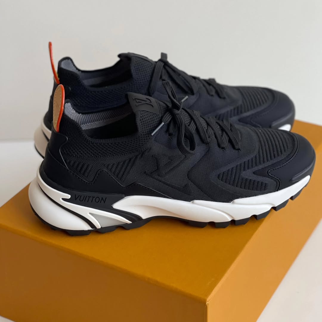 1V Runner in Black/White