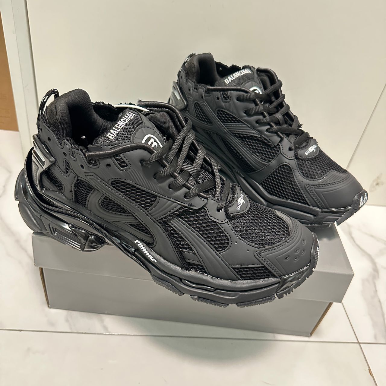 B Runner in Black – Repz Plug