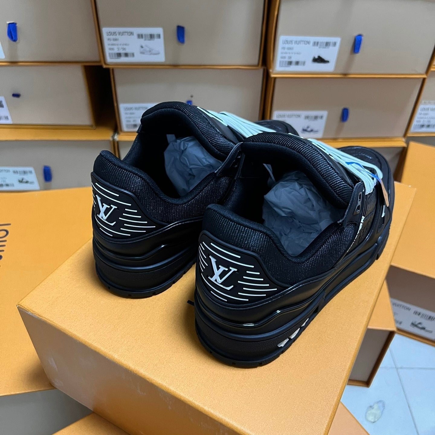 1V Trainers in Black 2