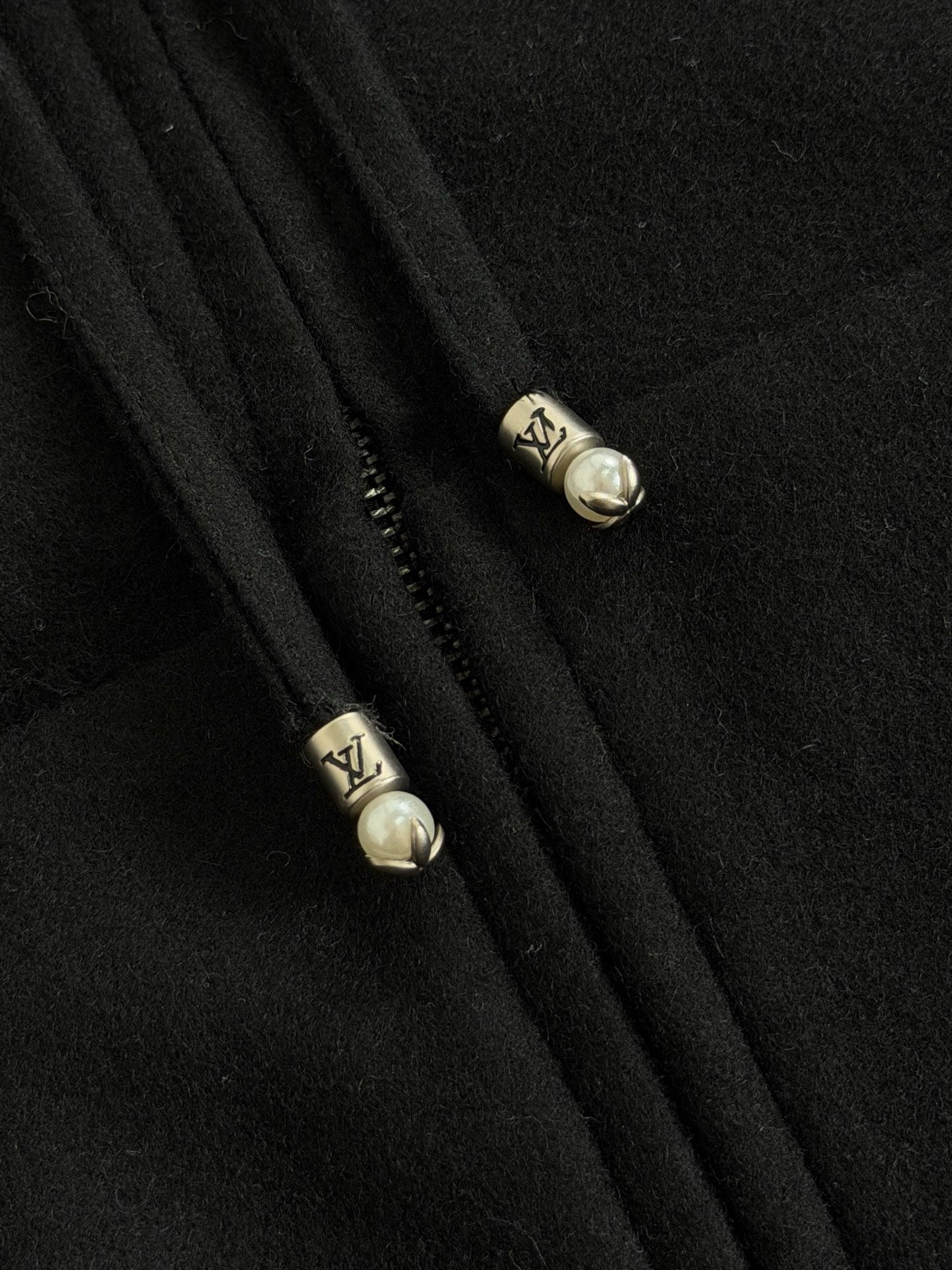1V Hoodie in Black