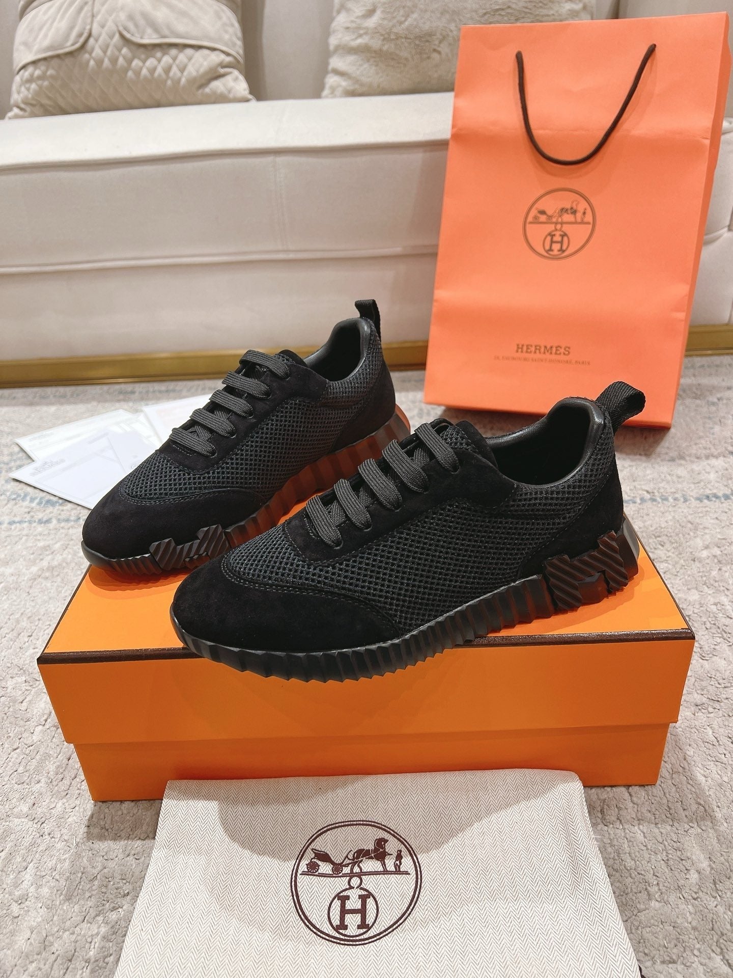 Bouncing Trainers in Black