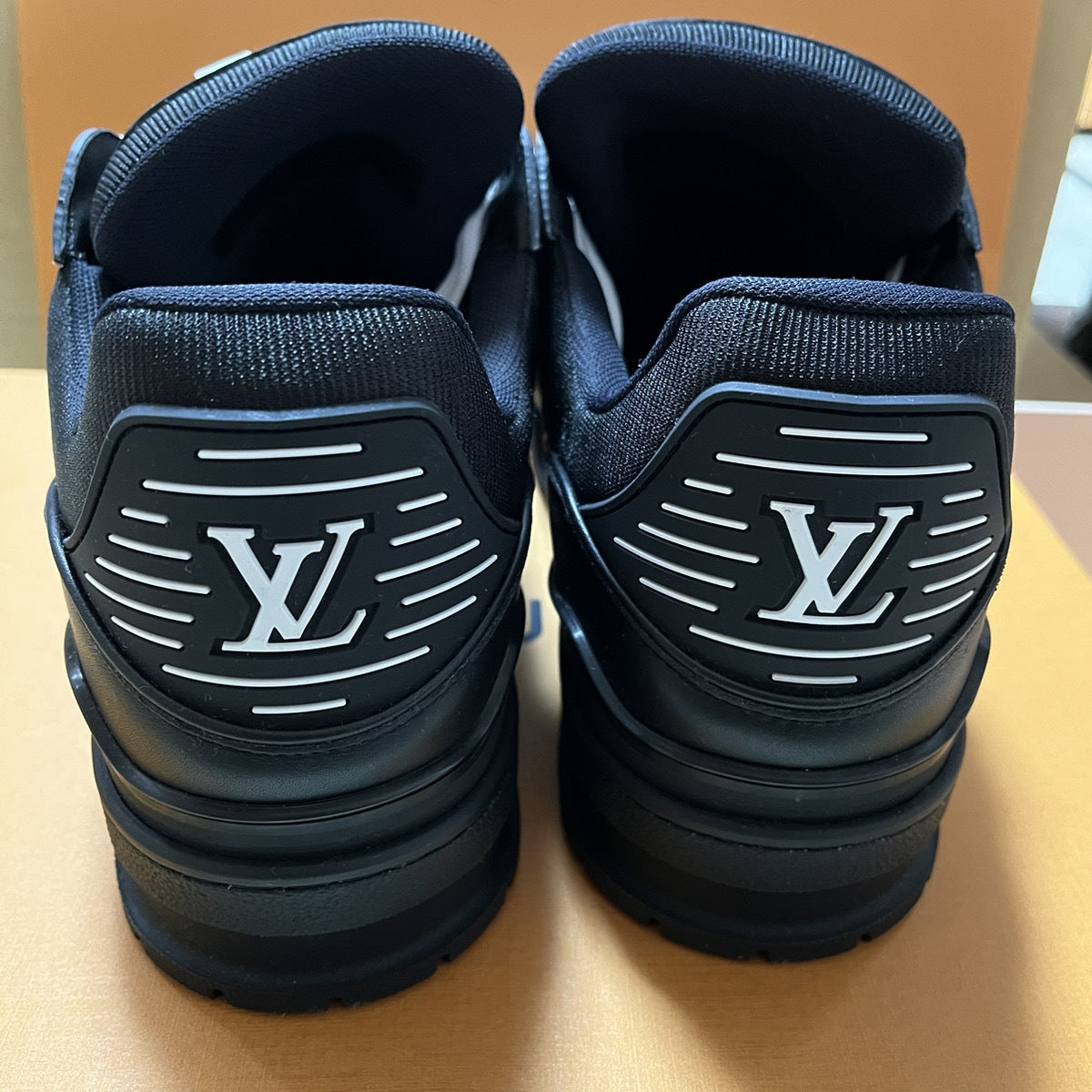 1V Trainers in Black 2